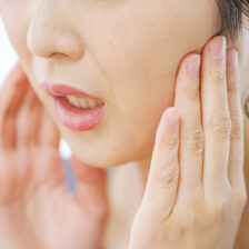 都筑区(都筑ふれあいの丘駅)の歯医者、マサキ歯科クリニックで、顎関節症は治療を受けなくても改善する?セルフケア方法や放置するリスクを解説