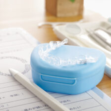 都筑区(都筑ふれあいの丘駅)の歯医者、マサキ歯科クリニックで、マウスピース矯正のアライナーが浮く・はまらない時の対処法を解説