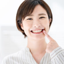 都筑区(都筑ふれあいの丘駅)の歯医者、マサキ歯科クリニックで、セラミック治療後の詰め物・かぶせ物を長持ちさせるセルフケアと注意点を解説