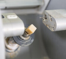 都筑区(都筑ふれあいの丘駅)の歯医者、マサキ歯科クリニックで、CAD/CAM冠の10年後の変色リスクと予防法を解説